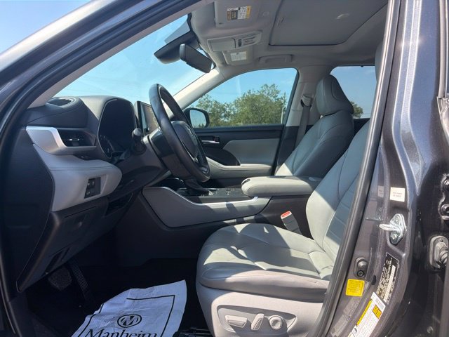 Used 2024 Toyota Highlander XLE FWD image 9