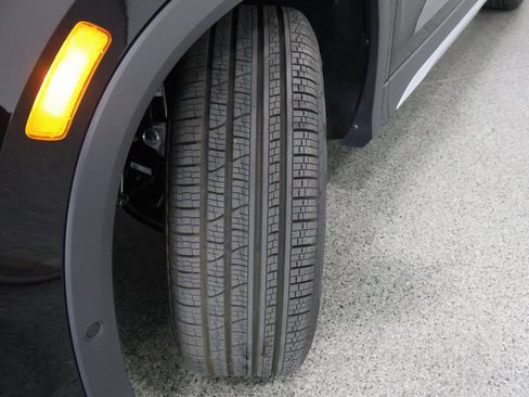 New 2025 Volkswagen Tiguan SE image 4