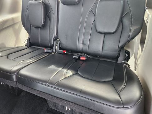 Used 2024 Chrysler Pacifica Touring-L FWD image 30