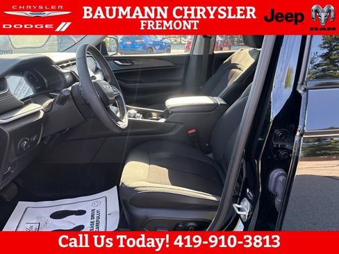 Used 2023 Jeep Grand Cherokee Laredo w/ Luxury Tech Group I AWD/4WD image 9