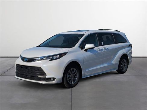 Used 2025 Toyota Sienna XLE image 2