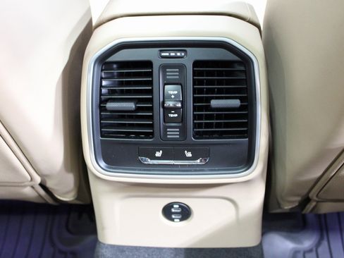 Certified 2025 Porsche Macan image 37