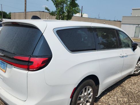 Used 2024 Chrysler Pacifica Touring-L FWD image 4