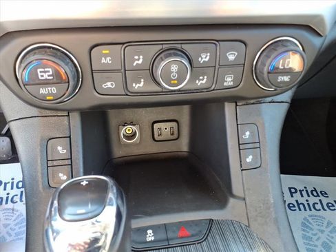 Used 2017 GMC Acadia SLT image 24