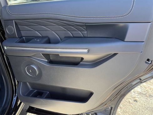 Used 2024 Ford Expedition Platinum image 40