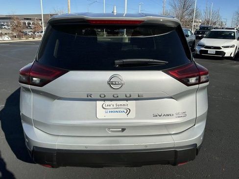 Used 2024 Nissan Rogue SV image 4