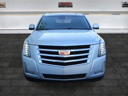 Used 2018 Cadillac Escalade Luxury image 3