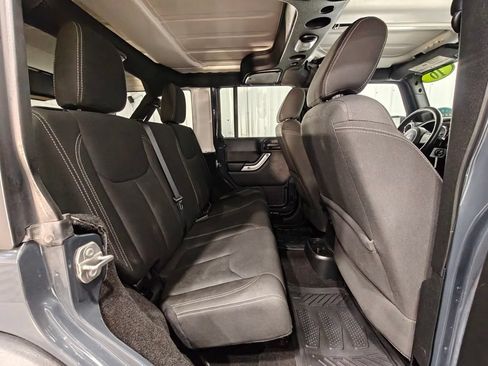 Used 2016 Jeep Wrangler Unlimited Rubicon w/ Connectivity Group AWD/4WD image 19