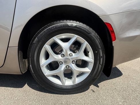 Used 2017 Chrysler Pacifica Touring-L Plus w/ Advanced Safetytec Group FWD image 11