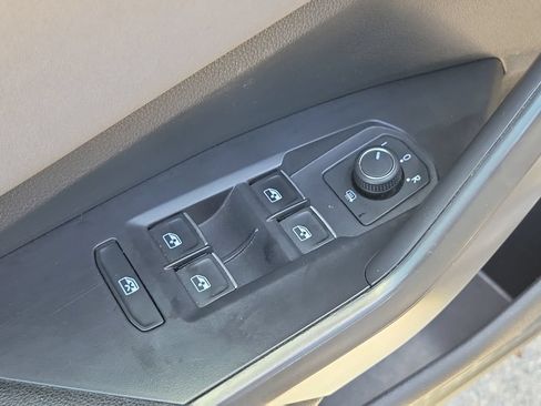 Used 2025 Volkswagen Jetta SE FWD image 20