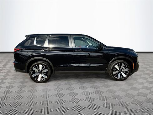 New 2025 Mitsubishi Outlander SE image 4