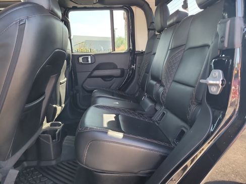 Used 2023 Jeep Gladiator Overland image 11