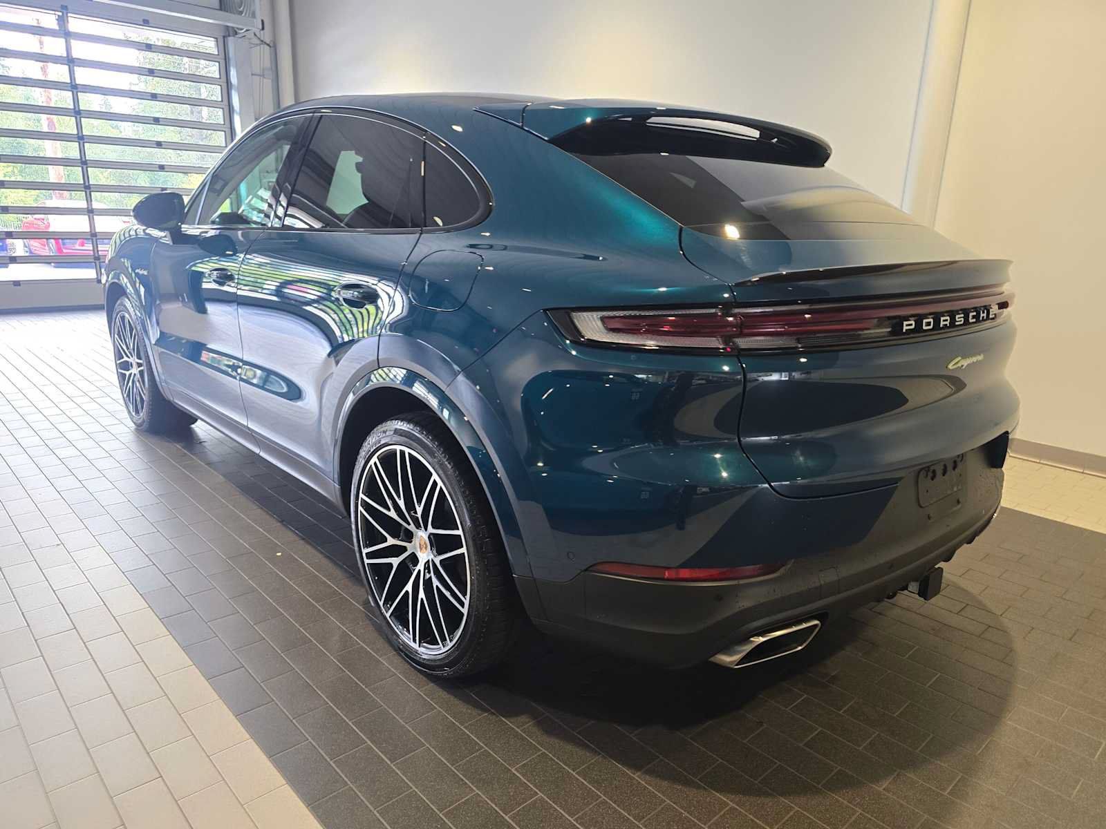 Used 2025 Porsche Cayenne E-Hybrid Coupe AWD/4WD image 3
