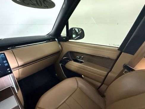 Used 2025 Land Rover Range Rover SE AWD/4WD image 18