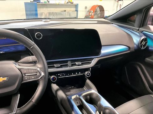 Used 2025 Chevrolet Equinox EV LT w/ Convenience Package image 18