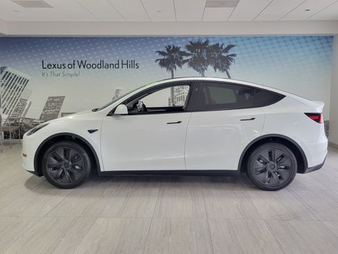 Used 2025 Tesla Model Y Long Range RWD image 2