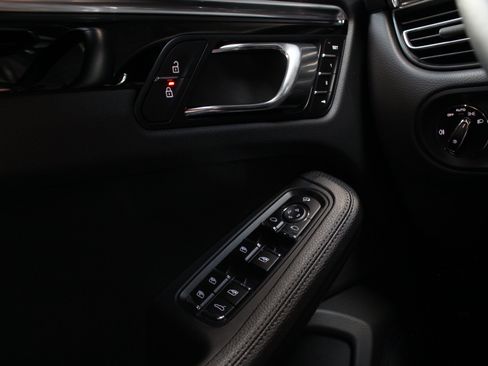 Used 2025 Porsche Macan w/ Premium Package Plus AWD/4WD image 36