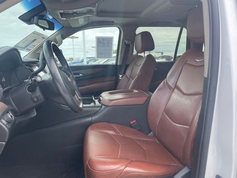 Used 2019 Cadillac Escalade Luxury RWD image 7
