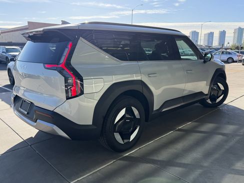 Used 2024 Kia EV9 Wind image 4