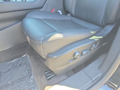 Used 2025 Cadillac XT4 Premium Luxury FWD image 27