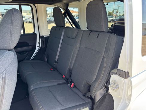 Used 2025 Jeep Wrangler Unlimited Sahara AWD/4WD image 36