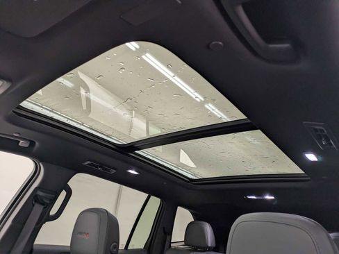 Used 2025 GMC Acadia AT4 w/ Luxury Package image 18