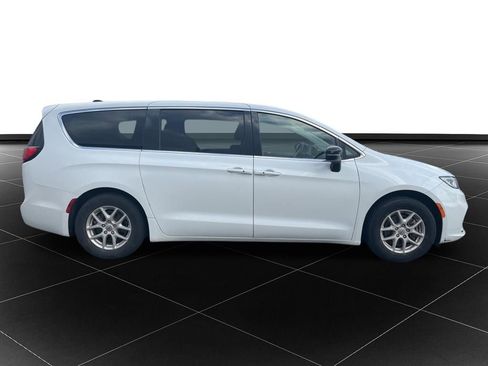 Used 2024 Chrysler Pacifica Touring-L image 6