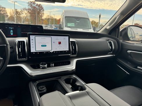 New 2025 Ford Expedition Max Platinum w/ Driver's Package image 28