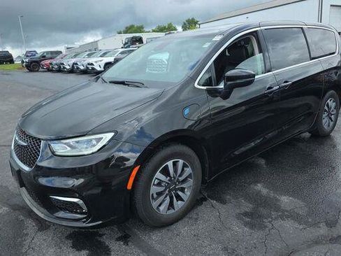 Used 2023 Chrysler Pacifica Touring-L FWD image 1