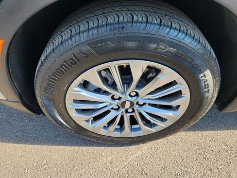 Used 2025 Cadillac XT4 Premium Luxury image 9