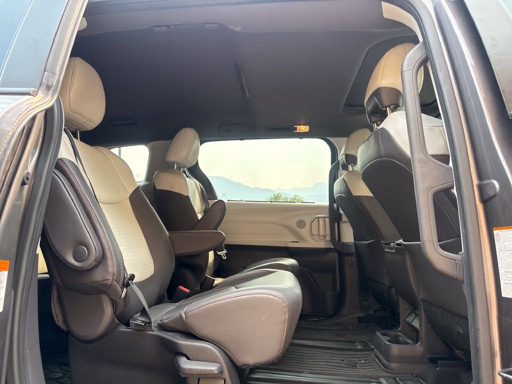 Used 2022 Toyota Sienna XSE w/ XSE Plus Package FWD image 22