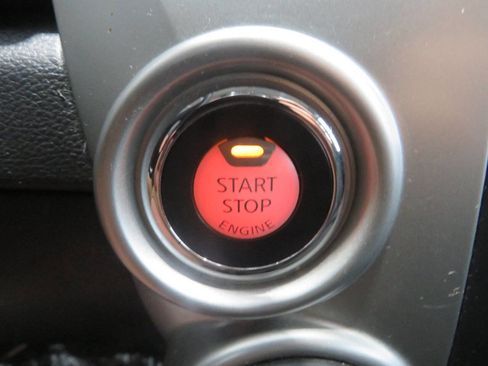 Used 2018 Nissan Titan SV image 23