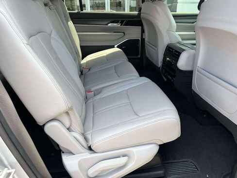Used 2024 Jeep Wagoneer Series II w/ Flexible Seating Group RWD image 21