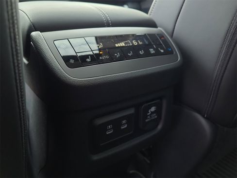 New 2026 Nissan Pathfinder Platinum image 11