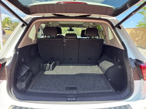 Used 2024 Volkswagen Tiguan SE w/ Panoramic Sunroof Package AWD/4WD image 9