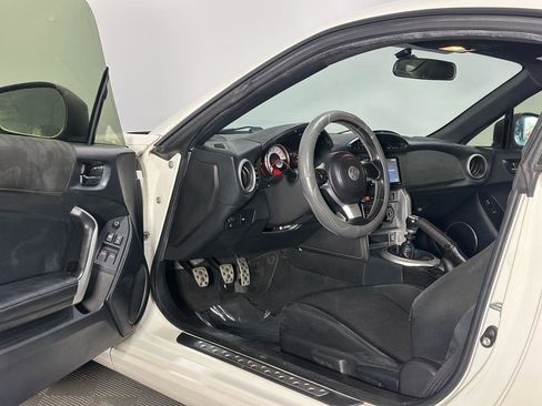 Used 2017 Toyota 86 RWD image 25