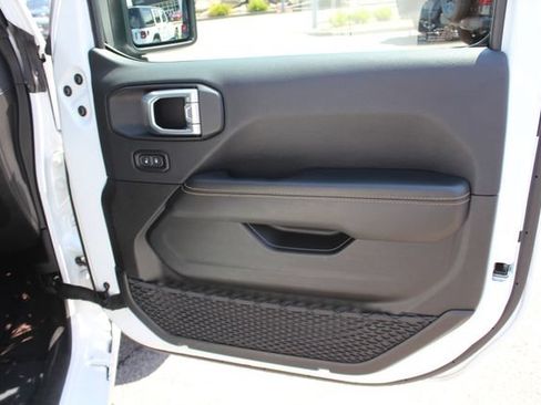 Used 2025 Jeep Wrangler Unlimited Sahara AWD/4WD image 31