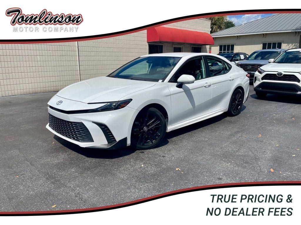 Used 2025 Toyota Camry SE FWD image 1