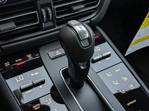 Certified 2025 Porsche Macan AWD/4WD image 20