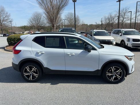 Certified 2024 Volvo XC40 B5 Core image 8