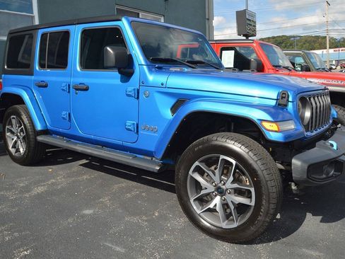 Used 2024 Jeep Wrangler Unlimited w/ Convenience Group AWD/4WD image 1