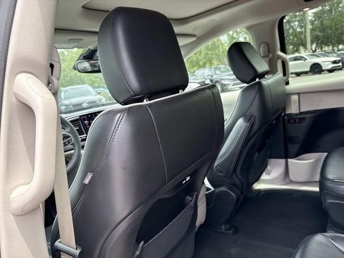 Used 2023 Chrysler Pacifica Limited FWD image 14