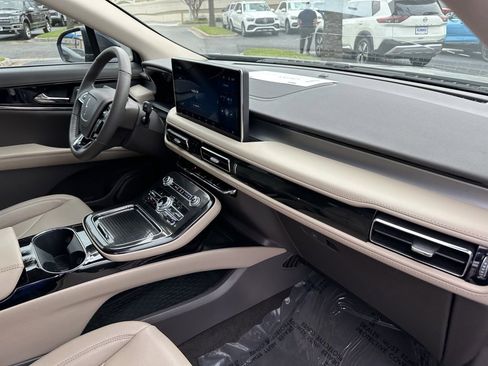 Used 2022 Lincoln Nautilus FWD w/ Premium Package image 23