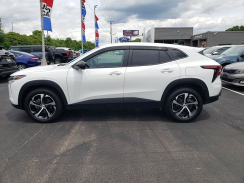 Used 2025 Chevrolet Trax RS FWD image 9