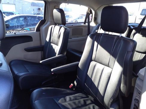 Used 2015 Chrysler Town & Country Touring w/ Driver Convenience Group FWD image 9