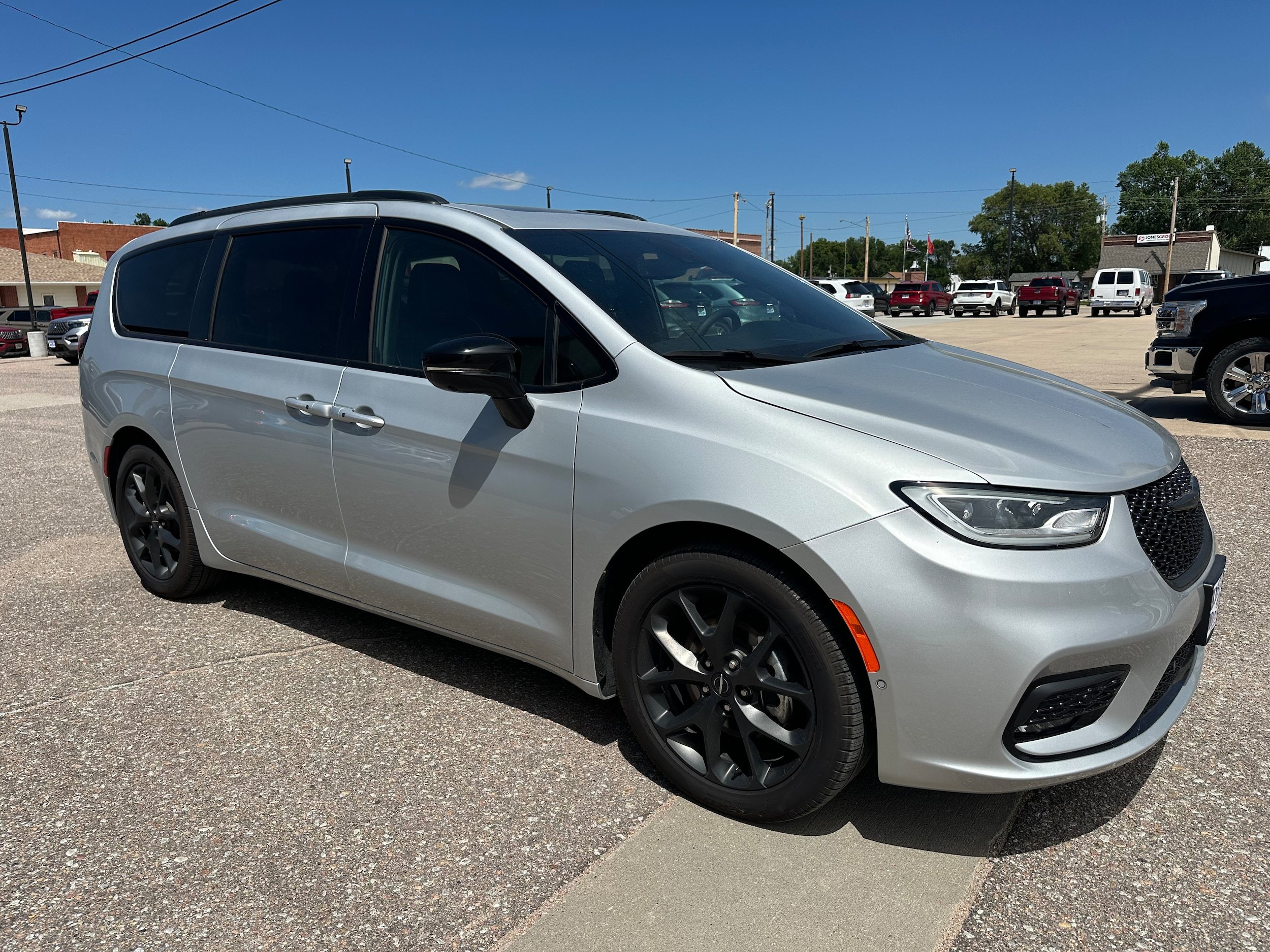 Used 2024 Chrysler Pacifica Limited w/ S Appearance Package FWD image 8