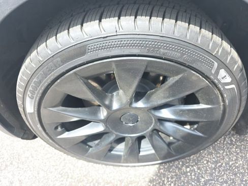 Used 2021 Tesla Model Y Long Range image 11