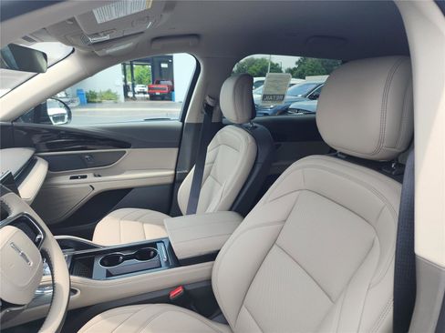 New 2025 Lincoln Nautilus Premier image 17