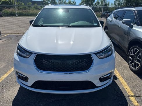 Used 2025 Chrysler Pacifica Limited FWD image 30