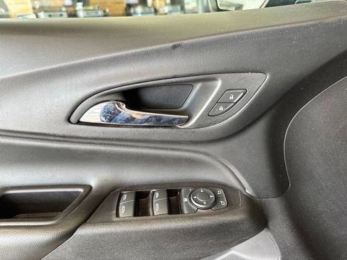 Used 2019 Chevrolet Equinox LT FWD image 10